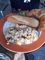 Roereieren Met Spek En Uien Croissant En Klein Baguette